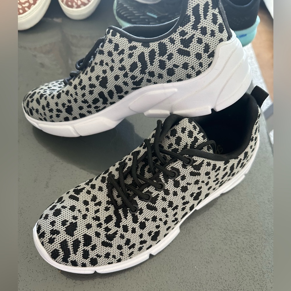 Pink lily leopard tennis shoes